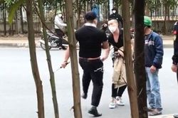 Clip: Đánh vợ ngay giữa đường, gã chồng bị nam bảo vệ đấm túi bụi phải rối rít xin tha
