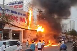Clip: Trạm điện bốc cháy dữ dội lan sang gara ô tô khiến xế hộp tiền tỉ bị cháy sém