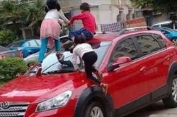 Con nhảy lên ô tô sang làm chủ xe thiệt hại hơn 1 tỷ, thái độ của phụ huynh khiến dân tình 'chán hẳn'