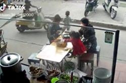 Clip: Tông trúng bé trai chạy nhanh qua đường, thanh niên bị 2 người đàn ông hùng hổ lao vào đánh tới tấp