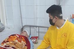 Bị tai nạn phải phẫu thuật nhiều lần, lại mắc thêm bệnh viêm màng não, con trai phải bỏ làm chăm sóc bố