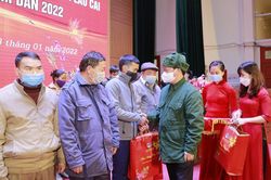 Đoàn công tác Ủy ban Dân tộc và Đài Tiếng nói Việt Nam thăm, chúc tết tại thị xã Sa Pa