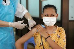 Campuchia bắt đầu tiêm mũi vaccine Covid-19 thứ tư