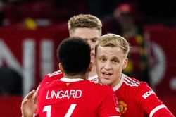 HLV Rangnick lên tiếng về Van de Beek