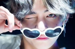 Loạt khoảnh khắc V BTS khiến ARMY ghen tị với đôi mi