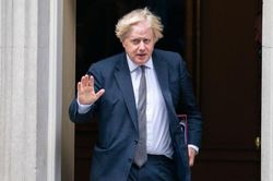 Thủ tướng Anh Boris Johnson đối mặt với nguy cơ từ chức