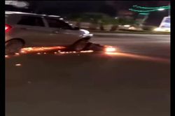 Hãi hùng clip xe ô tô con kéo lê xe máy tóe lửa trên đường phố Thanh Hóa