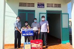 Bàn giao 10 ngôi nhà cho hộ nghèo tại huyện Đức Cơ