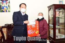 Đồng chí Vân Đình Thảo thăm, tặng quà Tết các gia đình chính sách và chúc thọ người cao tuổi