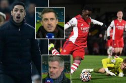 Gary Neville tin Arsenal sợ thua nên đòi hoãn trận gặp Tottenham