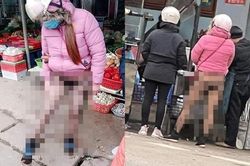 Mặc quần tất trong suốt phản cảm, người phụ nữ thản nhiên đi chợ
