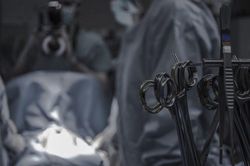 Người phụ nữ sống với chiếc kéo phẫu thuật bị bỏ quên trong bụng suốt 20 năm
