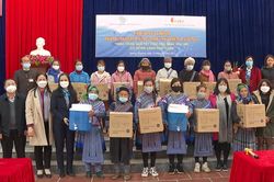 Tặng quà phụ nữ nghèo biên giới, học sinh có hoàn cảnh khó khăn của huyện Mường Khương