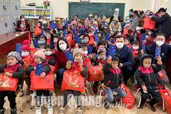 Tặng 417 suất quà cho học sinh có hoàn cảnh khó khăn trên địa bàn xã Hồng Thái