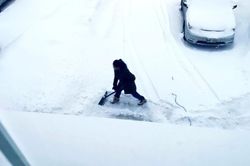 Đăng ảnh vợ dọn tuyết, chính trị gia Canada bị chỉ trích thậm tệ
