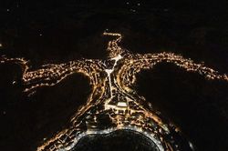 Kỳ lạ ngôi làng hình người độc đáo ở Italia