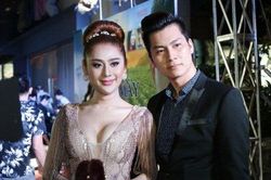 Vừa ly hôn, chồng Lâm Khánh Chi đăng ảnh tình tứ bên gái lạ