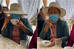 Ăn cỗ cưới mùa dịch, người phụ nữ cẩn thận đeo cả khẩu trang, kéo lên ăn xong lại vội kéo xuống