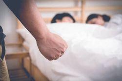 Con đi chơi về kể 'mẹ tắm cùng chú', người đàn ông điều tra thì sững sờ phát hiện sự thật