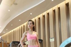 2 bài tập giảm đau lưng dưới của Lý Nhược Đồng