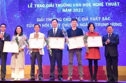 'Càng làm lục bát, càng khám phá ra những mảnh đất màu mỡ'