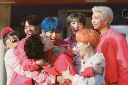 BTS cuối cùng đã đoàn tụ, nhìn video là biết hỗn loạn cỡ nào