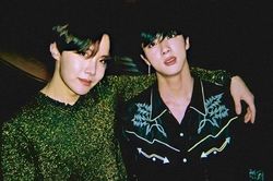 J-Hope BTS bóc mẽ Jin 'gà mờ' công nghệ nghe đến tội