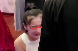 Cô gái khóc lóc xin quay lại trong hôn lễ của bạn trai cũ, nguyên nhân khiến dân mạng chỉ biết 'cạn lời'
