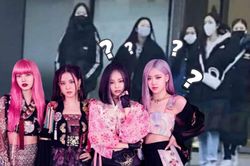 Một nhóm 5 cô gái bị bắt gặp bước ra khỏi YG Entertainment, netizen dự đoán chính là 'đàn em' BlackPink?