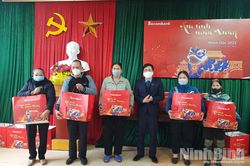 Ngân hàng Sacombank Ninh Bình tặng quà Tết cho người nghèo