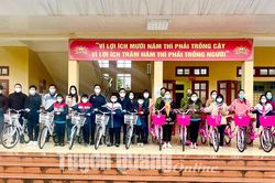 Tặng 15 chiếc xe đạp cho học sinh nghèo