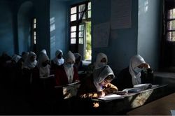 Taliban nêu thời điểm nữ sinh được trở lại trường học