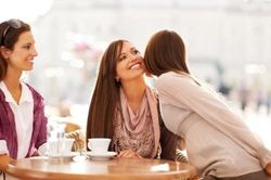 Cách ôm hôn xã giao của các quốc gia khác nhau như thế nào?