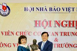 Nhà báo Hồ Quang Lợi tặng Bảo tàng Báo chí Việt Nam bức tượng quý V.I. Lênin