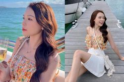 Sam khoe dáng điệu đà trước biển, chiếc áo hoa vô tình để lộ đường xẻ hiểm hóc