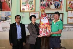 Thăm và tặng quà Tết cho già làng, người có uy tín