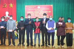 Trao 100 suất quà Tết cho các hộ nghèo tại huyện Tam Nông