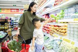 Dạy con trai đi chợ, nấu cơm: Việc nên làm