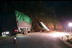 Xe tải chở gỗ mất lái đâm vào vách núi, 3 người thương vong