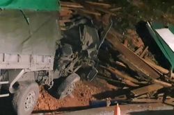 Xe tải bất ngờ mất lái đâm vào bên đường, 2 người tử vong