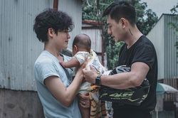 Đứa trẻ mất mẹ vì Covid và chuyện tình ngang trái của 2 chàng trai TP.HCM