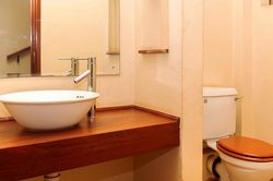 Phòng tắm cũ kỹ 'lột xác' bất ngờ nhờ cách phối màu đơn giản