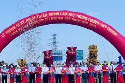 Chủ tịch nước Nguyễn Xuân Phúc cắt băng thông xe kỹ thuật cao tốc Trung Lương - Mỹ Thuận