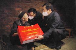 Trưởng Ban Tổ chức Tỉnh ủy Phạm Toàn Thắng thăm và tặng quà Tết tại Sa Pa