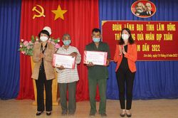 Trưởng Ban Dân vận Tỉnh ủy thăm tặng quà tại Di Linh
