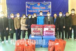 Đoàn khối HCSN-DN-LLVT huyện Chiêm Hóa tặng quà Điểm trường Mầm non Tin Kéo
