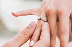 Cãi nhau vợ đòi hỏi điều vô lý mà còn làm một việc khiến chồng sốc không thể tả