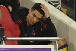 Ronaldo ném áo khi bị thay sớm