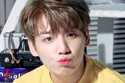 Jungkook BTS ra ngoài ngầu đét mà về nhà vẫn được cưng nựng cả ngày