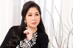 NSND Hồng Vân thướt tha với tà áo dài họa tiết
